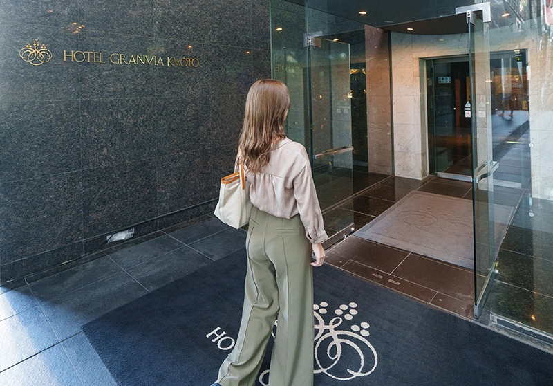 グランヴィアのロビーをまっすぐ進む